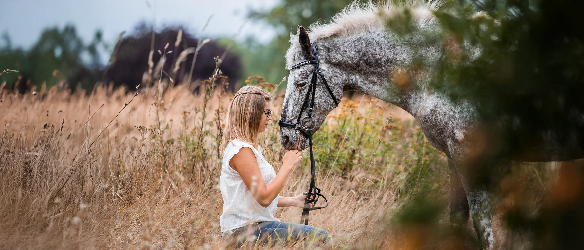Frau kuschelt mit Pferd